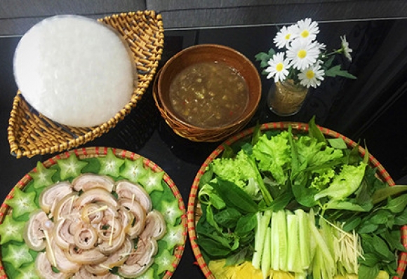 be-luoc-rau-muong-banh-trang